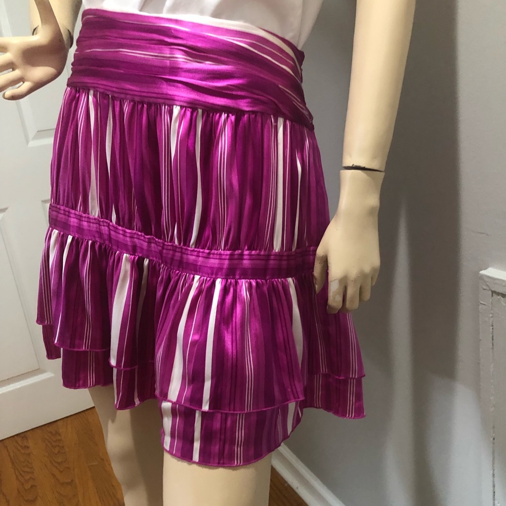 NWT. BEBE 91%Silk  Skirt. Violetta & White Size M